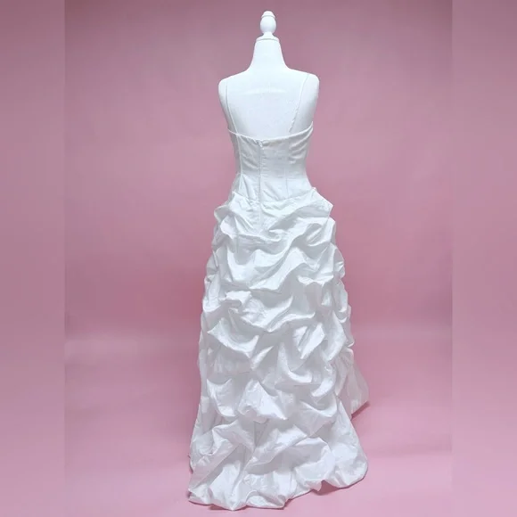 Elegant David’s Bridal White Strapless Gown - Picture 5 of 7